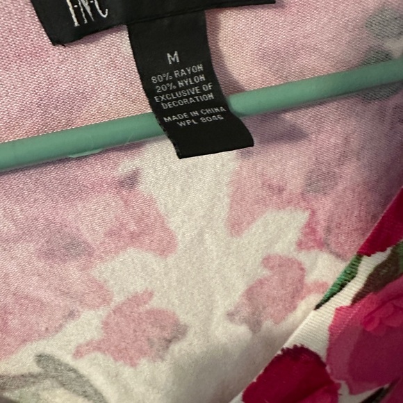 INC Size Medium Short Sleeve Rhinestone Button Raised Flower Embellishments - Picture 3 of 6